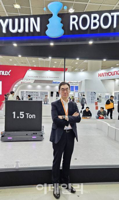 12일 서울 강남구 코엑스에서 열린 ‘2025 스마트공장 자동화산업전(AW2025)’에서 박성익 유진로봇 전무이사가 이데일리와 현장 인터뷰를 하며 자사 자율주행로봇(AMR) ‘고카트(GoCart)’를 소개하고 있다.(사진=김범준 기자)