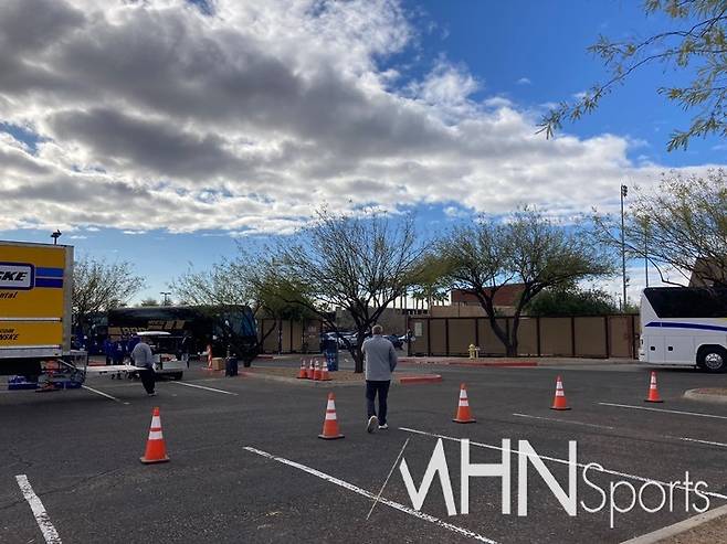 (다저스 선수단이 일본으로 떠나는 날. 하늘에 먹구름이 떠있는 모습이 인상적이다. 애리조나에서 비와 더불어 쉽게 볼 수 없는 장면이다. 관계자들이 이른 아침부터 트럭에 선수단 짐을 실으며 바쁘게 움직이고 있었다)