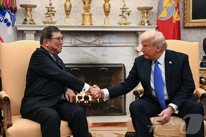 도널드 트럼프 미국 대통령(오른쪽)과 이시바 시게루 일본 총리가 미국 워싱턴DC 백악관에서 열린 회담에서 악수를 나누고 있다. 2025.2.8 ⓒ AFP=뉴스1 ⓒ News1 오대일 기자