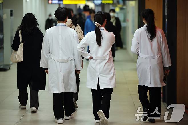 서울 시내 한 대학병원에서 의료진이 이동하고 있다. 2025.2.19/뉴스1 ⓒ News1 김진환 기자