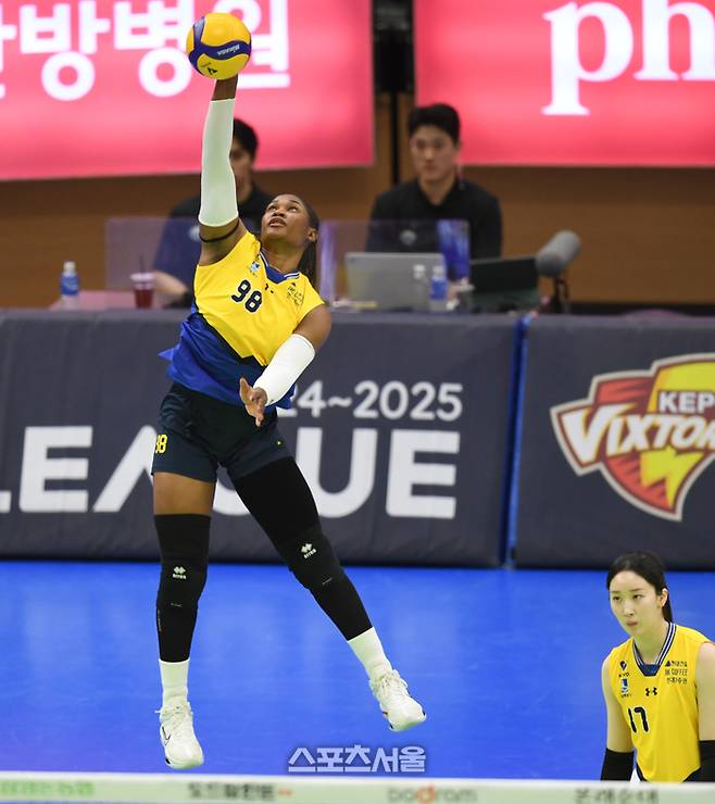 현대건설 모마가 11일 수원체육관에서 열린 2024~2025 V-리그 한국도로공사와 경기에서 서브를 넣고 있다.  2025. 2. 11. 수원 | 최승섭기자 thunder@sportsseoul.com