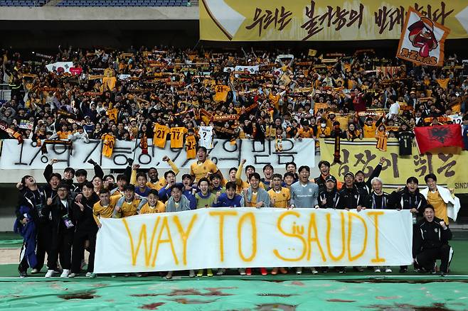 광주월드컵경기장/ 2024-2025 AFC 챔피언스리그 엘리트/ ACLE/ 16강 2차전/ 광주FC vs 비셀고베/ 경기 종료/ 광주 승리/ 광주 단체 승리사진/ 사진 서혜민