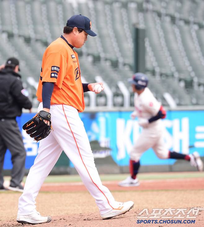 13일 부산 사직구장에서 열린 KBO리그 시범경기 롯데와 한화의 경기. 4회 롯데 전준우에게 투런 홈런을 허용한 한화 류현진. 부산=송정헌 기자songs@sportschosun.com/2025.03.13/