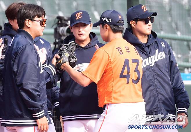 무실점 투구 후 선배들과 하이파이브를 나누는 정우주.