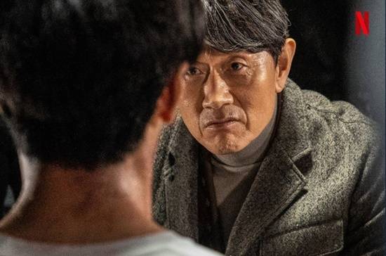 넷플릭스 오리지널 드라마 '사냥개들'은 총 8부작으로 영화 '청년경찰' '사자' 김주환 감독이 메가폰을 잡고, 씨앗필름과 스튜디오N이 공동 제작했다. /'사냥개들' 스틸