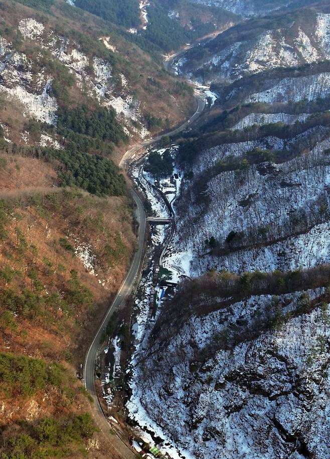 광덕고개를 지나는 지방도 372호선. 수많은 급경사와 회전구간으로 인해 터널 개설이 절실한 곳이다. 사진=화천군청 제공