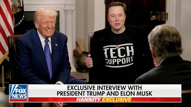 2월19일 정장을 입은 트럼프 대통령과 티셔츠에 피코트 외투를 걸친 머스크가 폭스 뉴스와 인터뷰를 하고 있다./폭스 뉴스