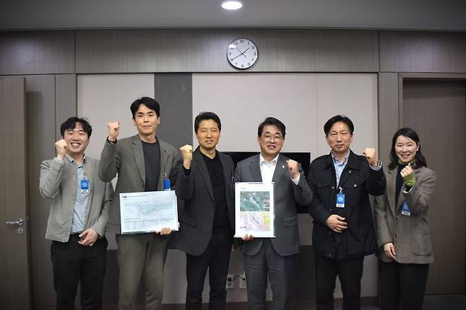 배준영(우측 3번째) 국민의힘 의원의 13일 국회에서 동인천 민자역사 복합개발 사업과 관련 국가철도공단으로 업무보고를 받은 뒤 관계자들과 사진촬영을 하고 있다.ⓒ 배준영 의원실 제공