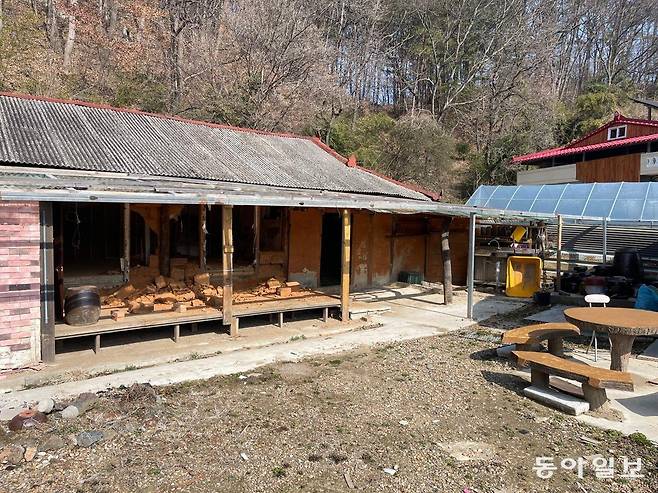 대전 서구 용촌동 정뱅이마을은 지난해 7월 폭우로 마을이 침수된 이후 현재까지 보수 작업이 진행 중이다. 사진은 흙으로 지어진 집이 침수된 이후 그대로 방치돼 있는 모습. 이정훈 기자 jh89@donga.com
