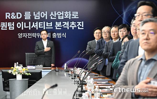 최상목 대통령 권한대행 부총리 겸 기획재정부 장관이 12일 대전 한국표준과학연구원에서 열린 양자전략위원회 출범식 및 1차 회의에서 국기에 경례하고 있다. 기획재정부 제공