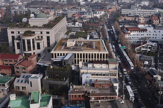 13일 서울 종로구 헌법재판소 앞에 경찰 기동대버스들이 주차돼 있다. 연합뉴스