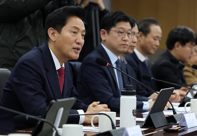 오세훈 서울시장이 지난달 서울 중구 서울시청 기획상황실에서 열린 건설분야 규제철폐 TF 성과보고회에 참석해 인사말을 하고 있다. 사진=뉴시스
