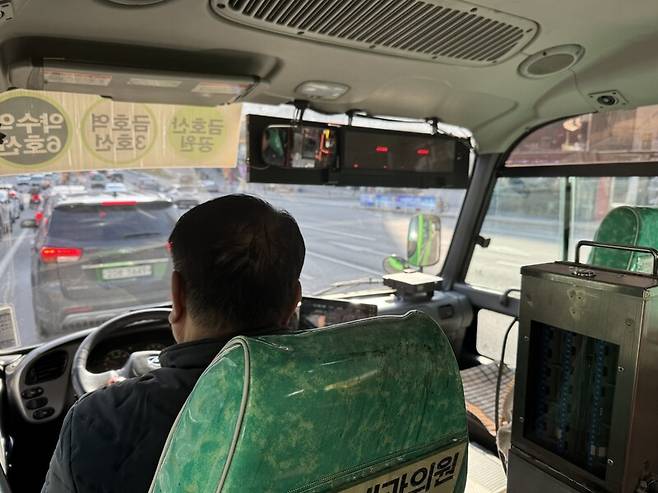 서울시는 마을버스 운전기사 인력 부족으로 구인난을 겪고 있다. 장수경 기자