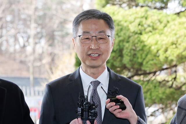 헌법재판소가 최재해 감사원장에 대한 국회의 탄핵소추를 기각한 13일 최 감사원장이 서울 종로구 감사원으로 업무 복귀하며 소회를 밝히고 있다. 연합뉴스