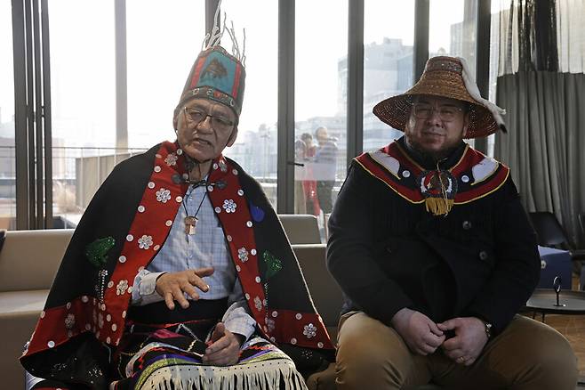 2025년 2월14일 서울 성동구 기후솔루션 사무실에서 인터뷰하고 있는 웻수웨튼족 대표단. 캐나다 브리티시컬럼비아주 지역에서 오랫동안 거주해온 웻수웨튼족의 지도자 나목스(왼쪽)와 깃산 민족의 해그윌겟 마을 의회 부의장 제시 스토플러가 앉아 있다. 김명진 기자 littleprince@hani.co.kr