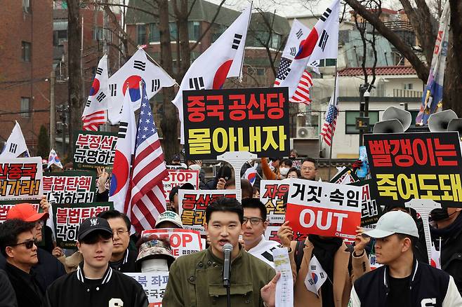 2025년 2월28일 오전 서울 종로구 성균관대 정문에서 대통령 윤석열 탄핵 찬성과 반대 집회가 동시에 열린 가운데 탄핵 반대 집회 참가자가 시국선언을 하고 있다. 한겨레 김영원 기자