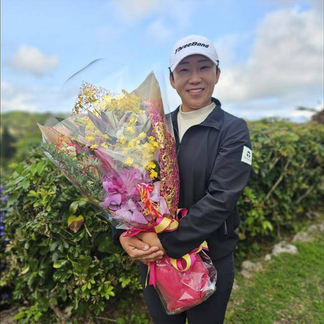 ○○○ 가 통산 상금 1위 축하 꽃다발을 받고 환하게 웃고 있다. 연합뉴스