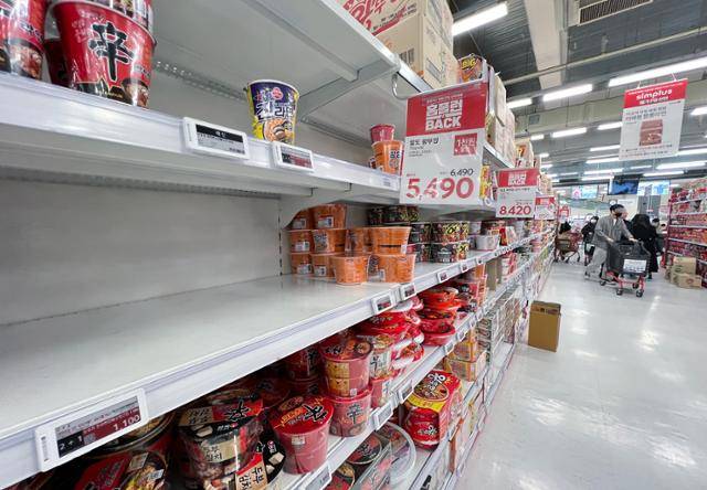 기업회생절차에 들어간 홈플러스의 어음이 은행권에서 부도 처리된 데다 회생 절차·구조조정 등을 자문할 개시 전 구조조정 담당 임원(CRO) 위촉 신청에 대한 허가 결정이 내려진 11일 서울 시내의 한 홈플러스 매장 일부 매대가 비어 있다. 뉴스1