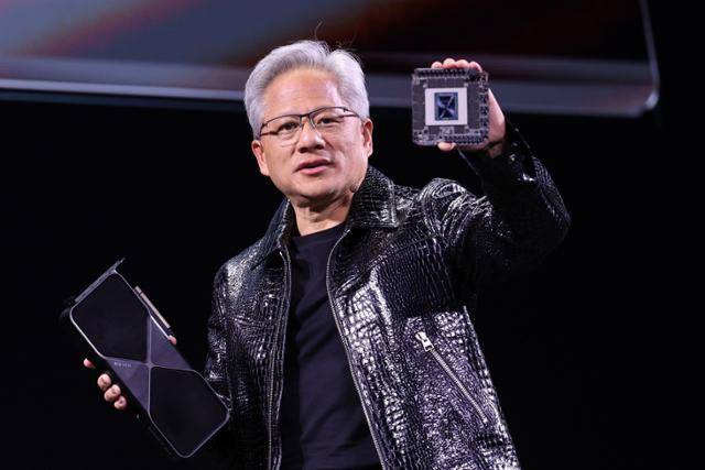 젠슨 황 엔비디아 최고경영자(CEO)가 지난 1월 6일 미국 네바다주 라스베이거스 만달레이베이 컨벤션센터에서 열린 소비자·정보기술(IT)가전 전시회 'CES 2025'에 참석해 기조연설을 하고 있다. 뉴스1