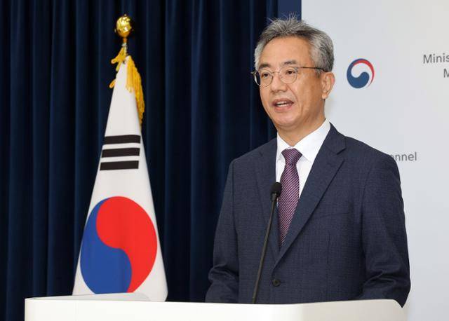손무조 인사혁신처 인재채용국장이 13일 정부세종청사 민원동 공용브리핑실에서 공무원임용시험령 개정안 입법예고와 관련한 설명을 하고 있다. 연합뉴스