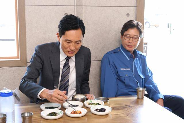 영화 '고독한 미식가 더 무비'는 주인공 이노가시와가 국물 맛의 비밀을 찾다가 한국까지 표류하게 되는 사연을 담고 있다. 한국 배우 유재명이 출입국관리 직원을 연기했다. 미디어캐슬 제공