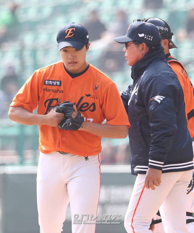 10일 오후 인천SSG랜더스필드에서 열린 2025 KB0리그 SSG랜더스와 한화이글스의 프로야구 시범경기에서 5회말 구원등판한 정우주가 2타자를 상대하고 강판되고 있다. 인천=김민규 기자 mgkim1@edaily.co.kr