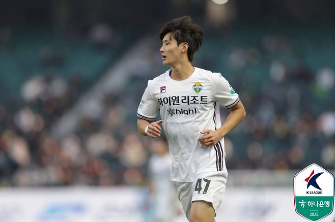 2025시즌 강원FC에서 47번을 달고 활약 중인 신민하. 사진=프로축구연맹