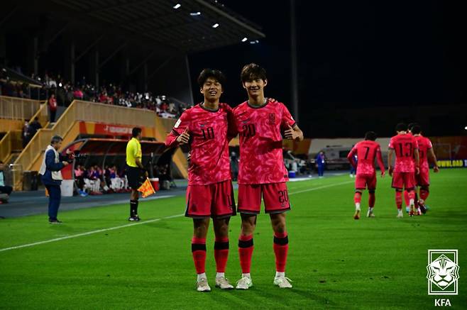 23일 중국 선전 유소년 축구 트레이닝 베이스에서 열린 2025 AFC U-20 아시안컵 8강전. 한국 신민하(오른쪽)가 동점 골 뒤 김태원과 환호하고 있다. 사진=대한축구협회