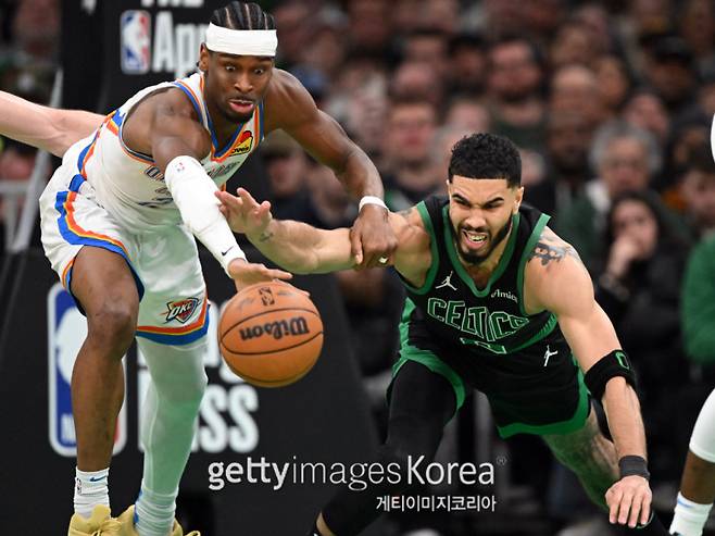 오클라호마 길저스-알렉산더와 보스턴 테이텀이 13일 TD 가든에서 열린 NBA 정규리그 경기 중 볼 경합을 벌이고 있다. 사진=게티이미지