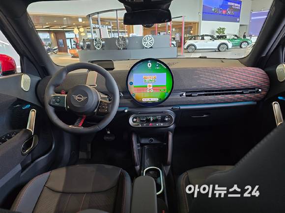 '더 뉴 올-일렉트릭 MINI 에이스맨'. 인테리어. 전기차 중전 중 중앙 디스플레이를 통해 게임을 즐길 수 있다. [사진=김종성 기자]