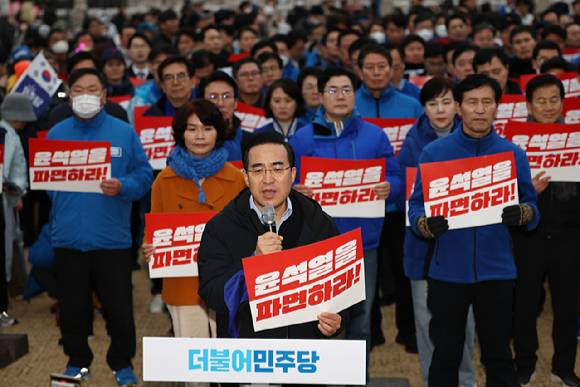 윤석열 대통령 파면 촉구 도보행진에 참가한 더불어민주당 박홍근 의원이 지난 12일 서울 종로구 광화문에 도착해 기자회견을 하고 있다. 2025.3.12 [사진=연합뉴스]