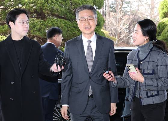 최재해 감사원장이 13일 오전 헌법재판소로부터 탄핵소추 기각 판정을 받은 뒤 서울 종로구 감사원으로 출근하며 취재진의 질문에 답변하고 있다. 김경록 기자