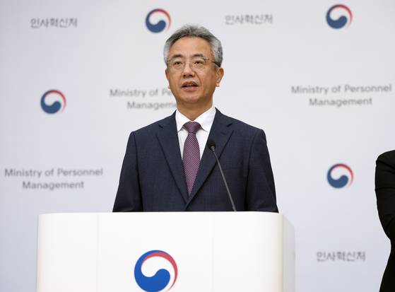 '공무원임용시험령' 개정안을 설명 중인 인사혁신처 손무조 인재채용국장. 2027년부터 국가공무원 채용시험이 대폭 개편될 예정이다. [사진 인사혁신처]