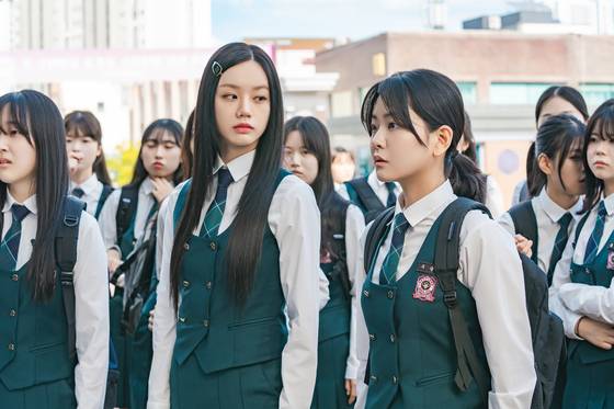 '선의의 경쟁'의 주인공 유제이(이혜리, 왼쪽)와 우슬기(정수빈). 감독은 "이혜리 배우의 진중함과 카리스마에서 제이를, 정수빈 배우의 성실함과 열정에서 슬기를 발견했다"고 전했다. 사진 STUDIO X+U