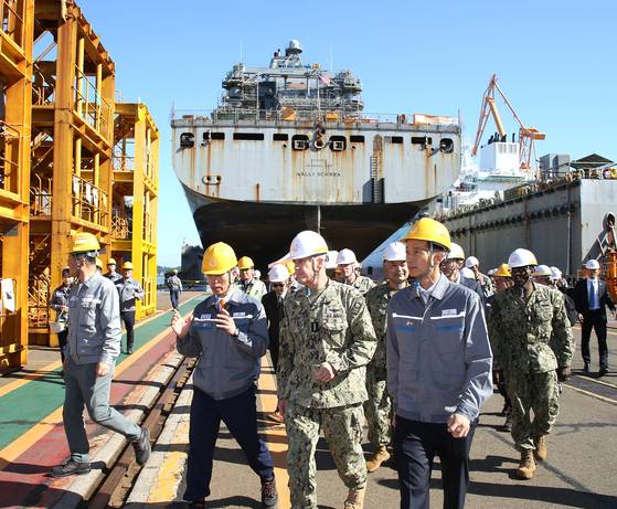 지난 10월24일 김동관 한화그룹 부회장(맨 앞줄 오른쪽)과 스티븐 퀼러 미 해군 태평양함대 사령관(가운데)이 경남 거제조선소에서 정비 중인 월리 쉬라호 정비 현장을 둘러보고 있다. 사진 한화오션