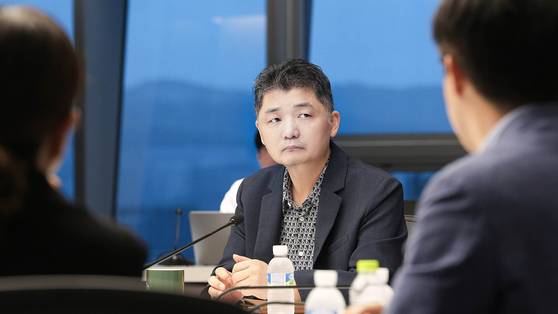 지난해 7월 18일, 카카오 CA협의체 소속 주요 계열사 CEO 등이 모여 현안을 논의하기 위한 임시 그룹협의회를 열었다. 회의에 참석한 김범수 카카오 창업자의 모습. 연합뉴스