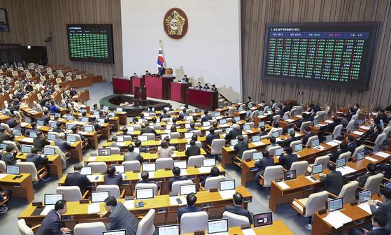 주주에 대한 이사의 충실 의무를 도입하는 상법 개정안이 13일 오후 국회 본회의에서 재석 279명 중 찬성 185명, 반대 91명, 기권 3명으로 가결되고 있다. 임현동 기자