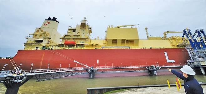 SK이노베이션 E&S의 선박 프리즘브릴리언스호가 지난달 21일 미국 텍사스주 휴스턴에 있는 프리포트 액화천연가스(LNG) 터미널에 정박해 LNG를 채워 넣고 있다.  /김우섭 기자