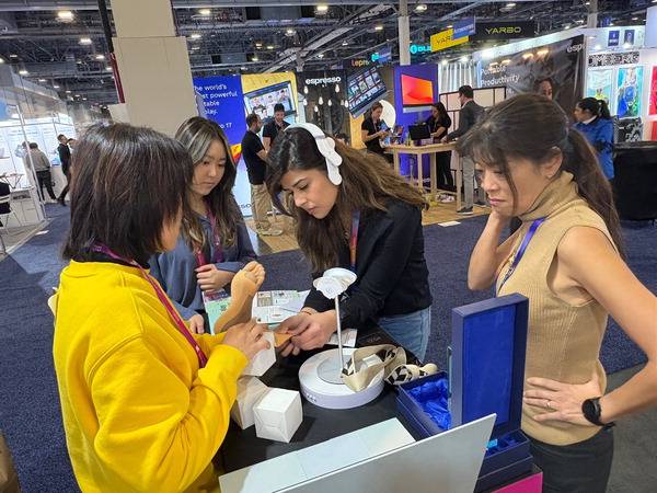 지난 1월 개최된 ‘CES 2025’에서 피티브로 직원이 관람객에게 에이크리스 착용법 등을 설명하는 모습.  피티브로 제공