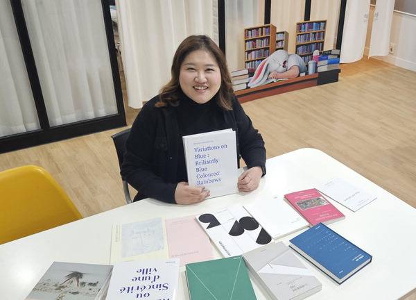 뮤트스튜디오 이보리 대표가 부산 수영구 사무실에서 그간의 성과물에 관해 설명하고 있다.
