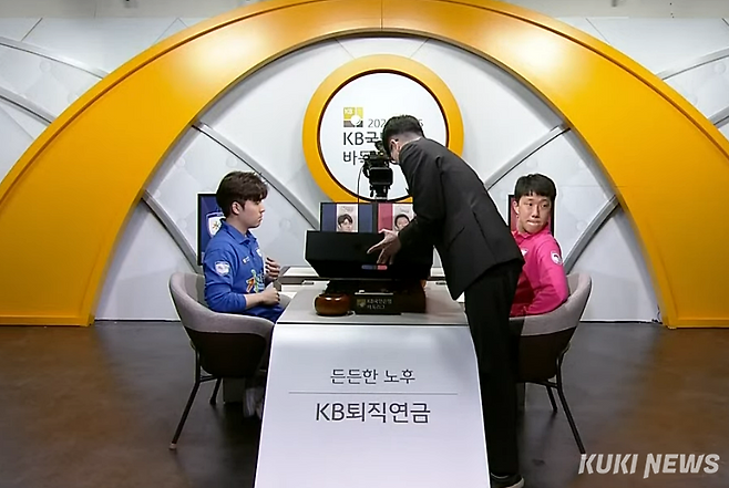 김기용 심판이 대국을 중단하고 검은색 덮개로 바둑판을 가리고 있다. 한옥마을 전주 팀 백홍석 9단이 규정 위반으로 경고와 함께 벌점 2집 패널티를 받았다. 바둑TV 캡처