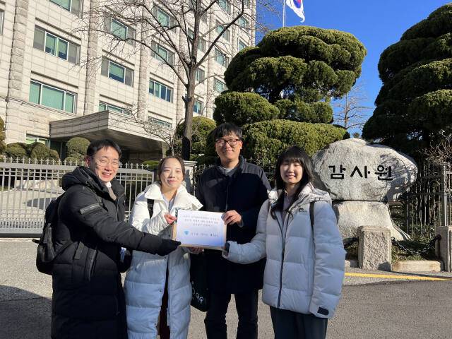 홍다경씨와 지지배 공동대표 원종준씨는 지난해 11월 30일 '시군구 선거관리위원회의 선거 일 후 현수막 미철거 단속 소홀에 대한 감사청구 연명서'를 감사원에 제출했다. 홍다경 제공