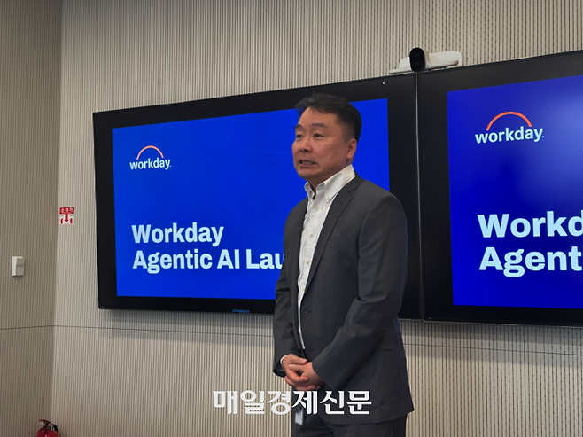 정응섭 워크데이코리아 지사장이 12일 서울 강남구 워크데이코리아 사무실에서 기자간담회를 열고 워크데이의 AI 에이전트 기술을 소개하고 있다. [사진 = 정호준 기자]