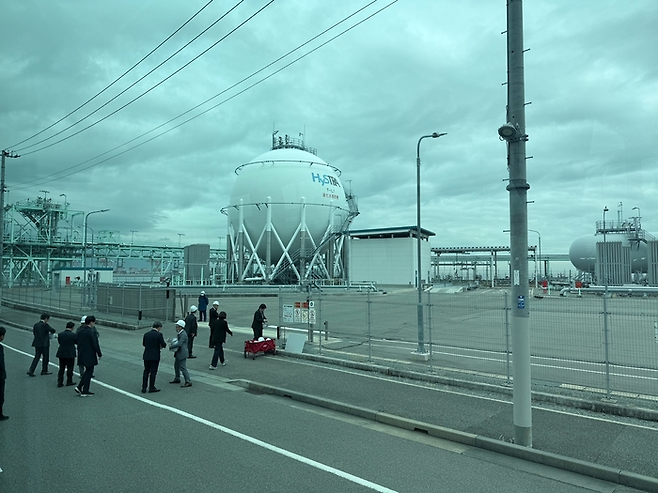 가와사키 중공업 등이 참여하는 수소사업공동체 ‘하이스트라(HySTRA)’가 고베항에 마련한 수소 운송 및 저장시설. [고베 = 박제완 기자]