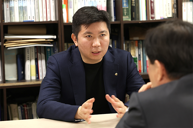 지난 1월 제42대 대한체육회장 선거에서 당선된 유승민 신임 대한체육회장이 3월12일 서울 광화문 프레스센터 1405호 대한언론인회 사무실에서 가진 MK스포츠와의 회견에서 필자의 질문에 진지한 표정으로 응답하고 있다. 사진=대한체육회 제공