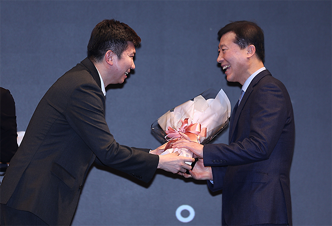 유승민(왼쪽) 대한체육회장 당선인이 2월14일 JW메리어트 동대문 스퀘어 서울호텔 2025 대한탁구협회 어워즈에서 김택수 대한탁구협회 전 부회장에게 특별상을 수여하고 있다. 사진=연합뉴스 제공