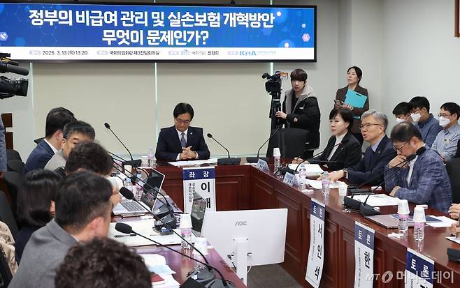 [서울=뉴시스] 조성봉 기자= 김택우 대한의사협회 회장이 13일 오후 서울 여의도 국회 의원회관 간담회의실에서 열린 정부 비급여 관리 및 실손보험 개혁방안 관련 국회 토론회에서 발언을 하고 있다. 2025.03.13. suncho21@newsis.com /사진=조성봉