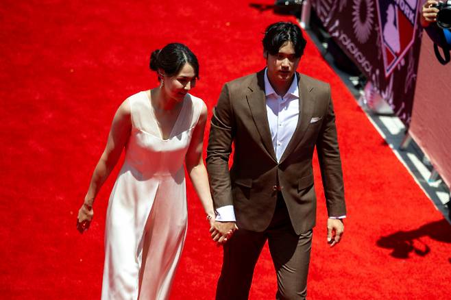 오타니 쇼헤이의 아내 마미코가 LA다저스 선수단을 위한 선물을 준비했다. 사진은 지난해 내셔널리그 올스타전에 참석한 오타니 쇼헤이(오른쪽)와 마미코의 모습. /사진=로이터