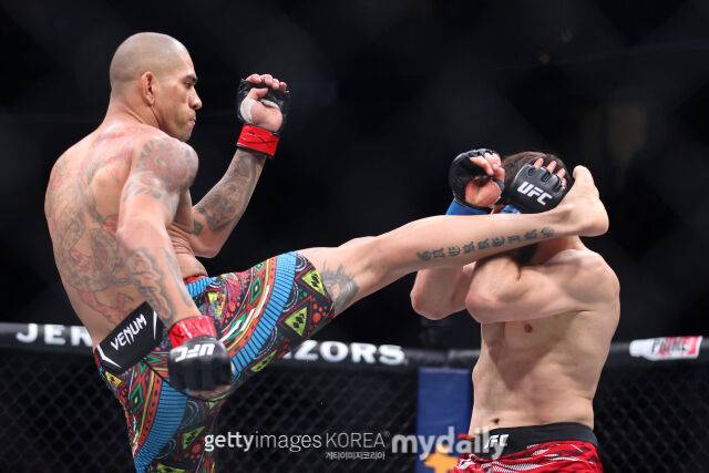 안칼레이프(오른쪽)와 대결에서 헤드킥을 날리는 페레이라. /게티이미지코리아