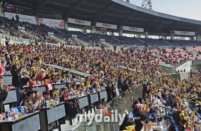 3루 측 관중석을 가득 메운 KIA 팬들./잠실=심혜진 기자